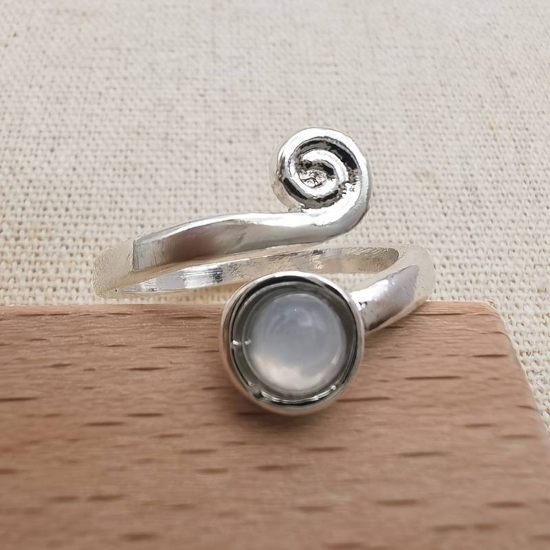 Spiralförmiger Ring mit Vintage-Mondstein