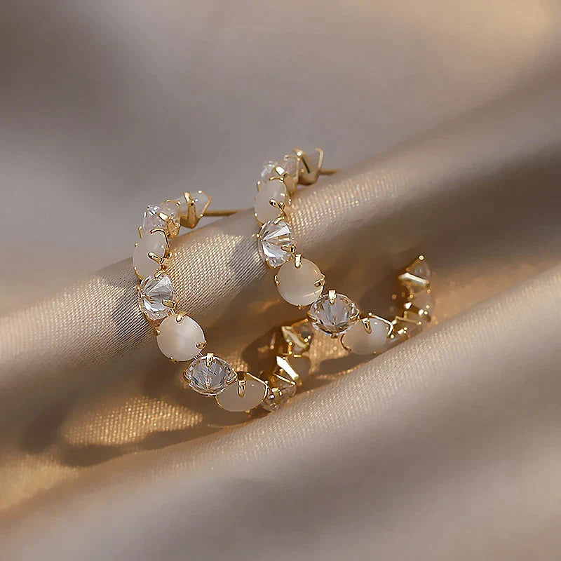 Weiße Opal mit Zirkonia Ohrringe in Gold