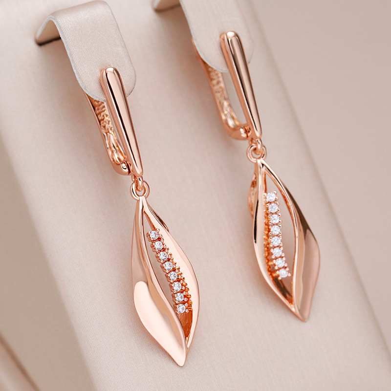 Elegante Spitze Ohrringe mit Zirkonia in Roségold