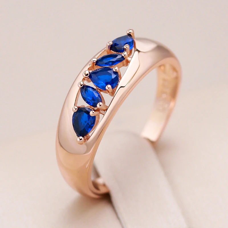 Ring mit blauem Zirkonium als Intarsie in Gold