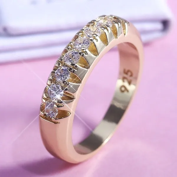 Eleganter Ring mit Zirkoniumdioxid-Intarsien