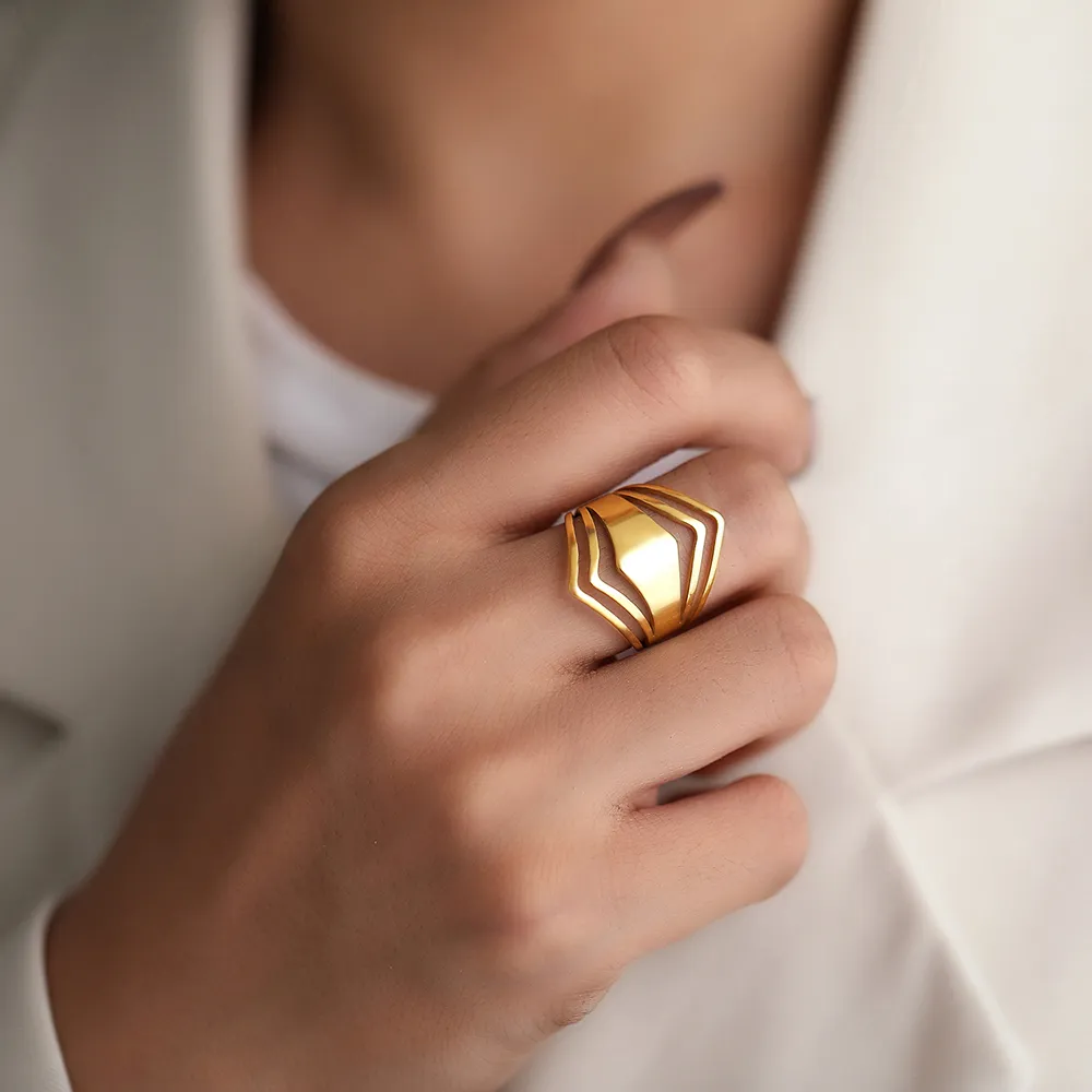 Eleganter goldener Statement-Ring