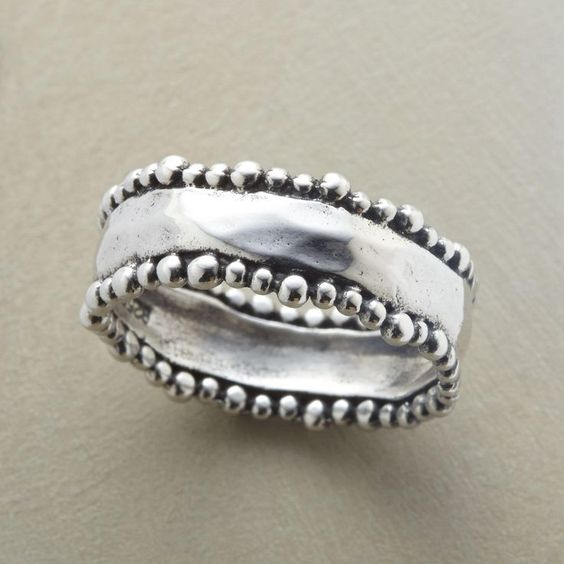 Silberner Ring im Vintage-Stil