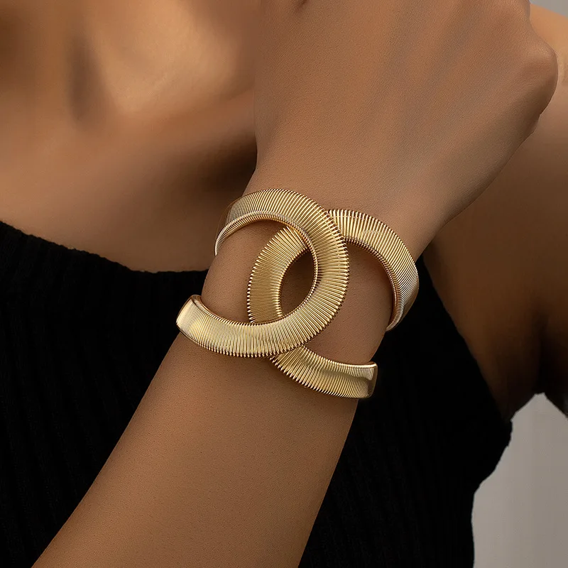 Elegantes goldenes Doppelarmband