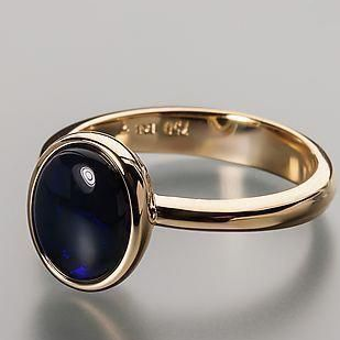 Goldener Ring aus dunklem Glas