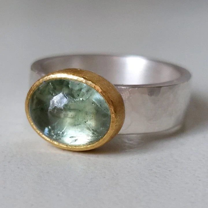 Grüner Ring mit abgerundetem Stein, Vintage